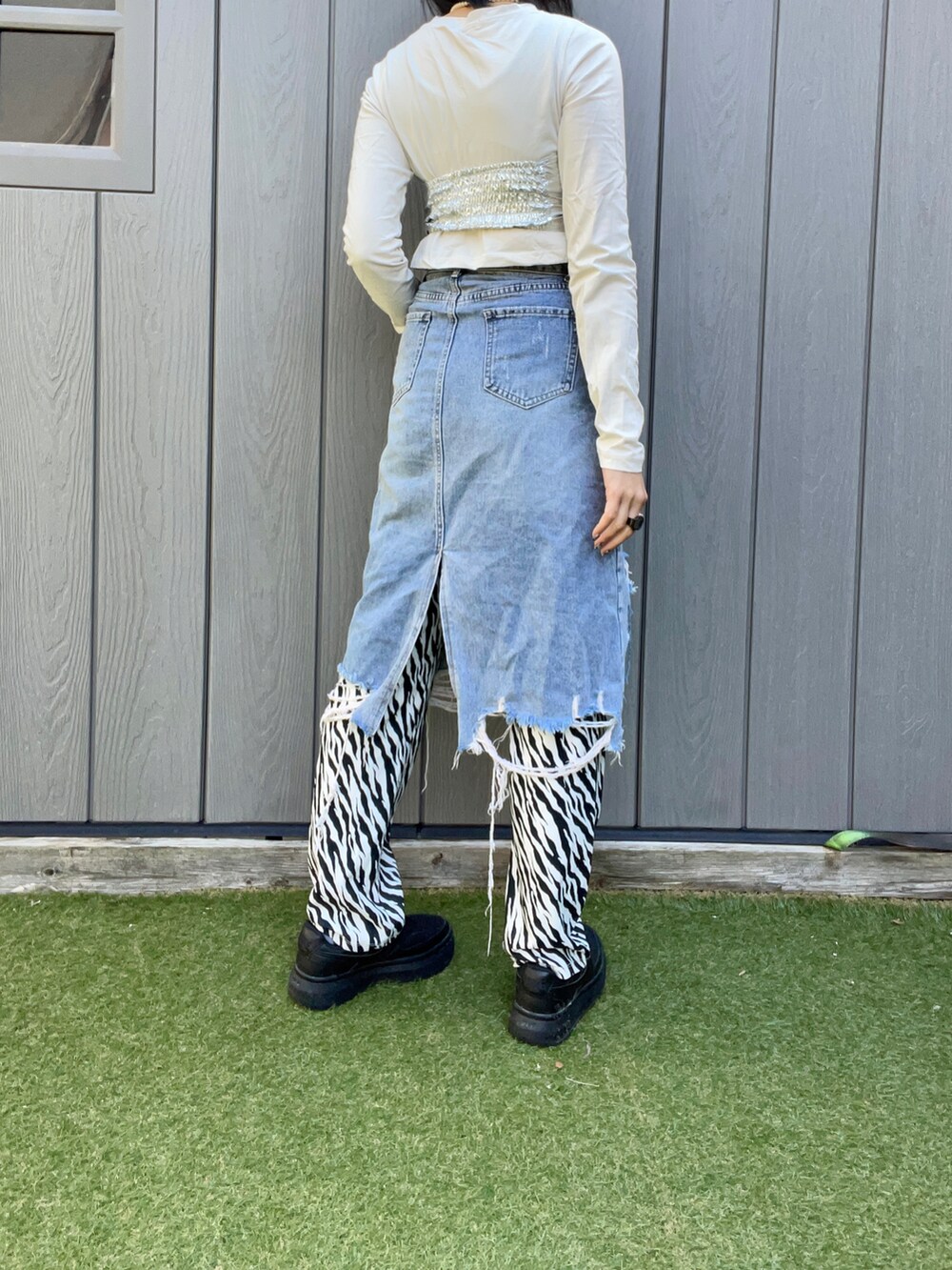 ホワイト系のTシャツ/カットソー、シルバー系のチューブトップ、ブルー系のデニムスカートを着用したレディースの秋コーディネートの3枚目の写真