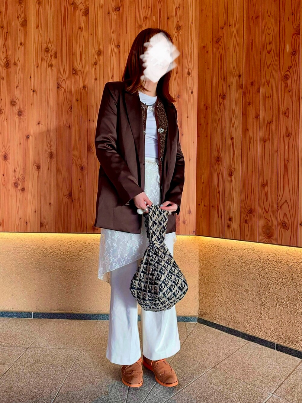 ホワイト系のパンツ、その他のハンドバッグ、ブラウン系のドレスシューズを着用したレディースの冬コーディネートの2枚目の写真