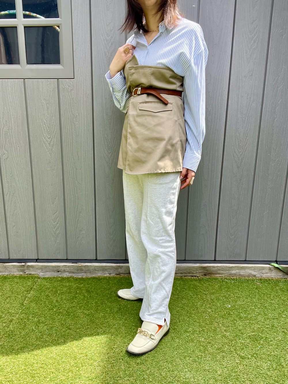 ブルー系のシャツ/ブラウス、ベージュ系のチューブトップ、グレー系のスウェットパンツを着用したレディースの春コーディネートの2枚目の写真