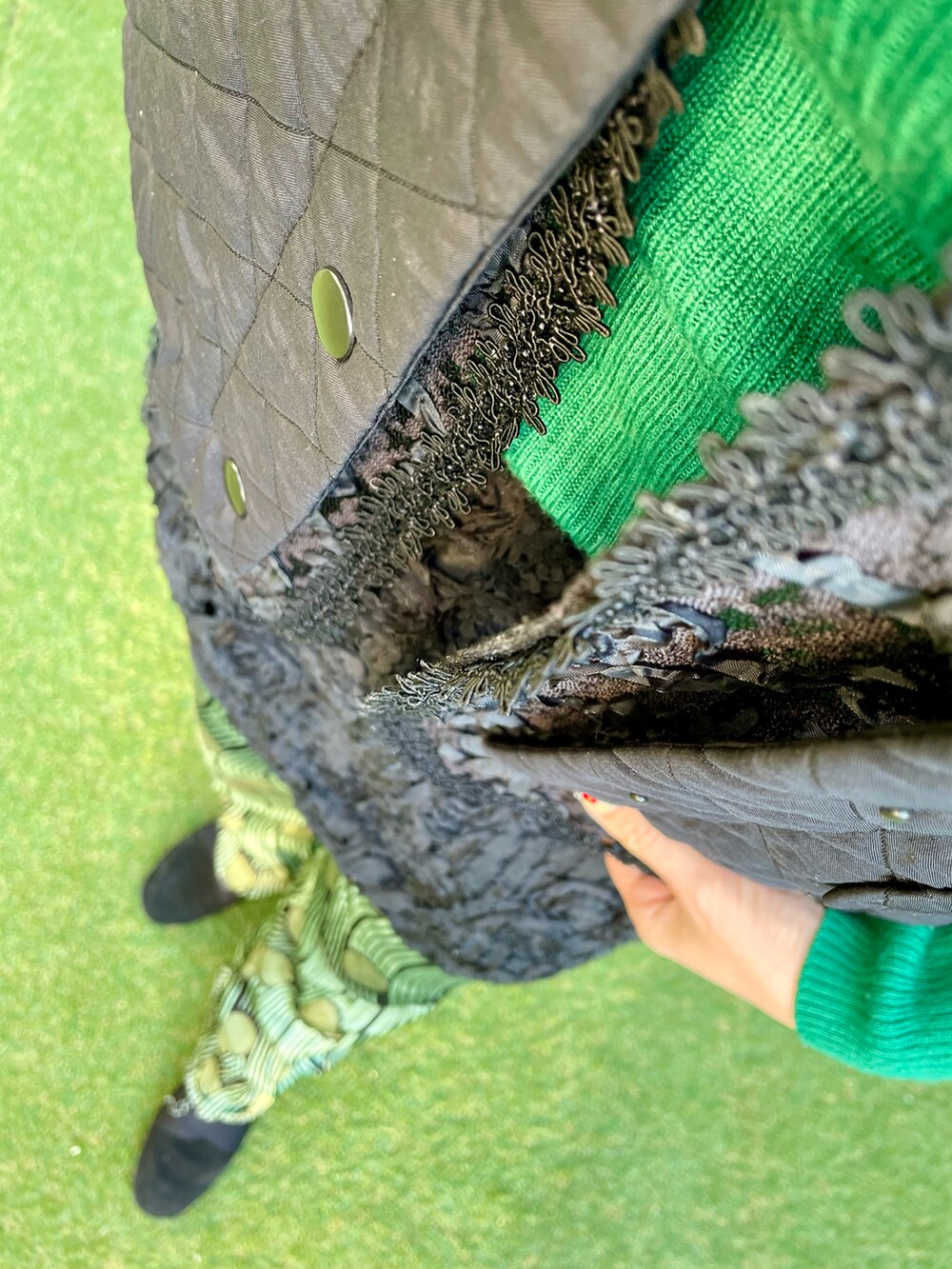 ブラック系のベスト、ブラック系のスカート、グリーン系のその他パンツを着用したレディースの秋コーディネートの5枚目の写真