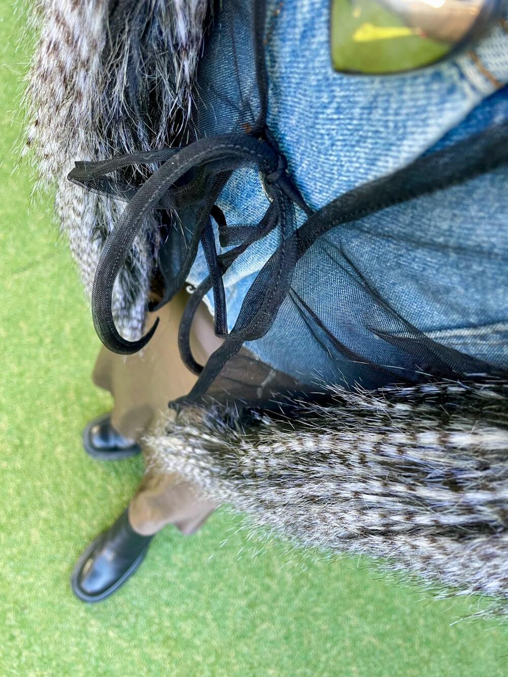 グレー系のベスト、ブラック系のシャツ/ブラウス、ブルー系のデニムジャケットを着用したレディースの冬コーディネートの3枚目の写真