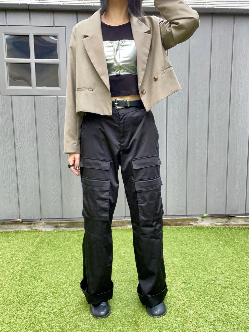 ブラック系のスリッポン、ブラック系のカーゴパンツ、ベージュ系のテーラードジャケットを着用したレディースの秋コーディネートの3枚目の写真