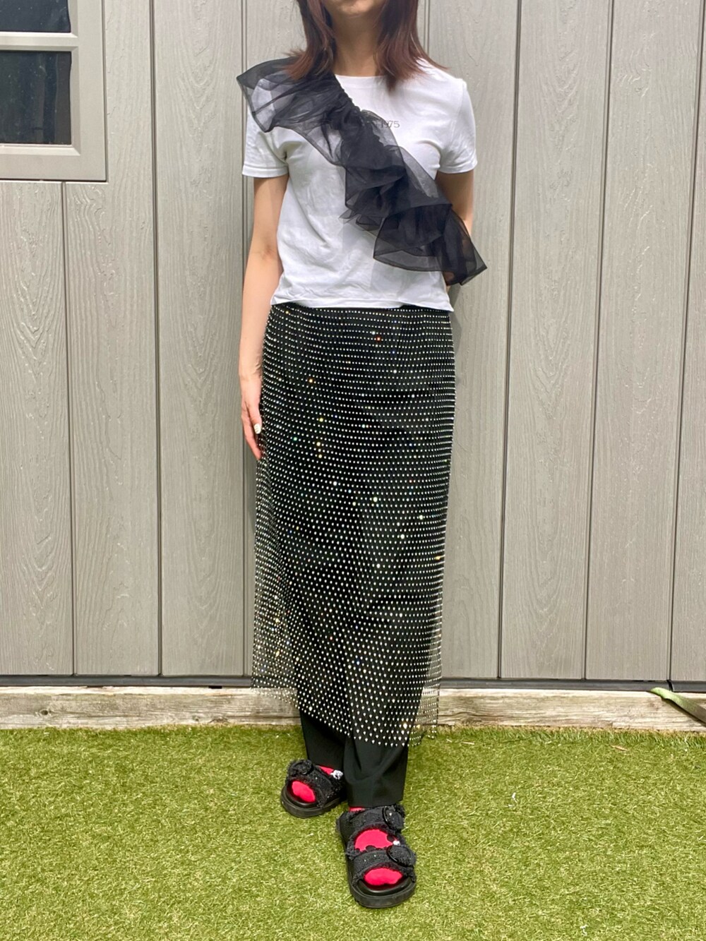 ブラック系のシャツ/ブラウス、ホワイト系のTシャツ/カットソー、ブラック系のスカートを着用したレディースの春コーディネートの2枚目の写真