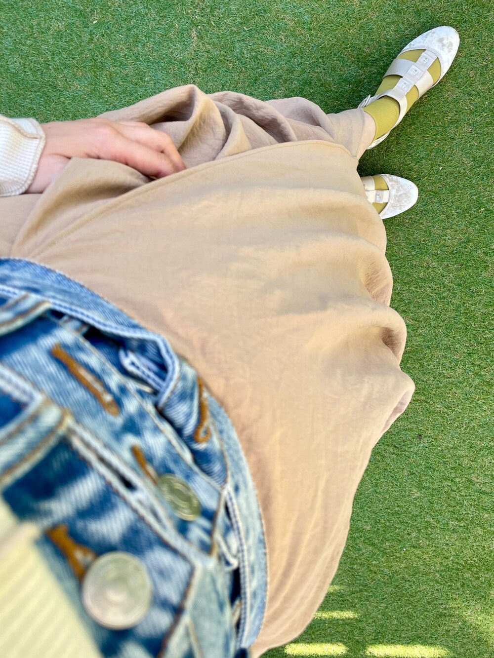 ベージュ系のTシャツ/カットソー、ベージュ系のスカート、ホワイト系のその他シューズを着用したレディースの冬コーディネートの3枚目の写真