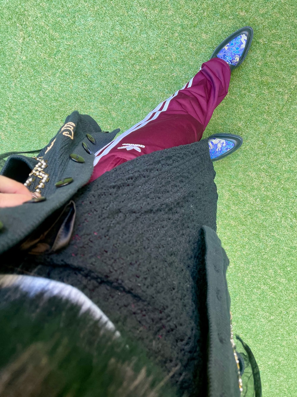 レッド系のその他パンツ、その他のローファー、ブラック系のスカートを着用したレディースの冬コーディネートの3枚目の写真