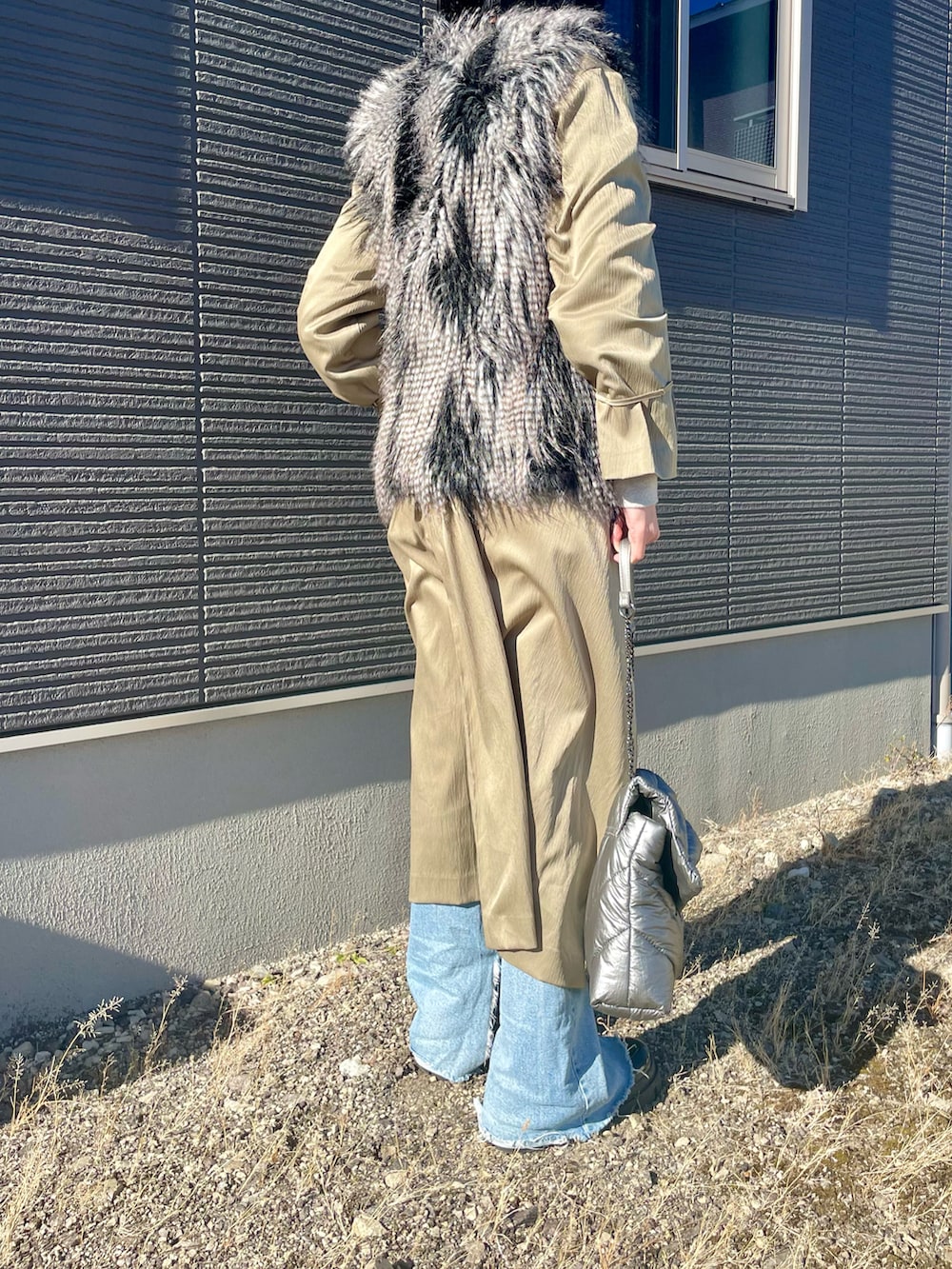 グレー系のスウェット、グレー系のベスト、グリーン系のジャケット/アウターを着用したレディースの冬コーディネートの2枚目の写真