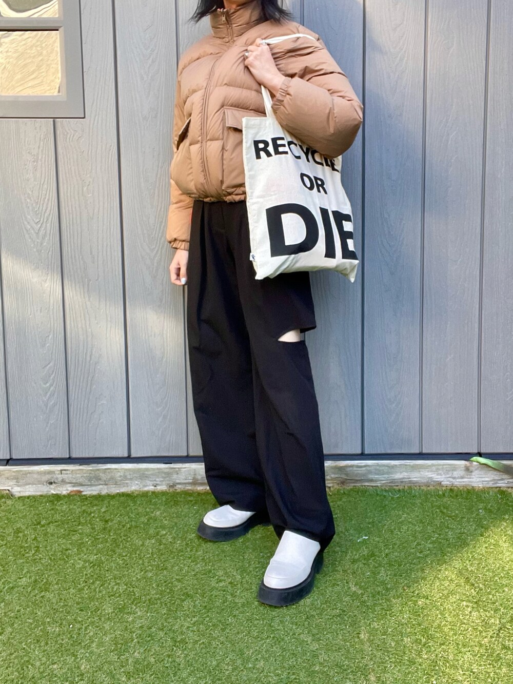 ベージュ系のダウンジャケット/コート、ホワイト系のトートバッグ、ホワイト系のブーツを着用したレディースの冬コーディネートの2枚目の写真