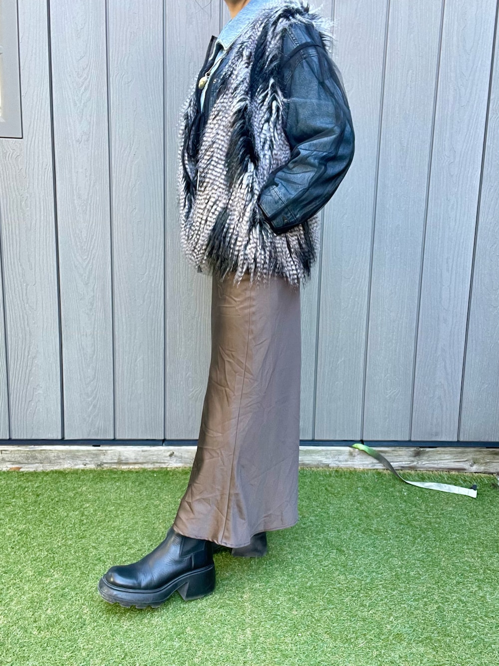 グレー系のベスト、ブラック系のシャツ/ブラウス、ブルー系のデニムジャケットを着用したレディースの冬コーディネートの2枚目の写真