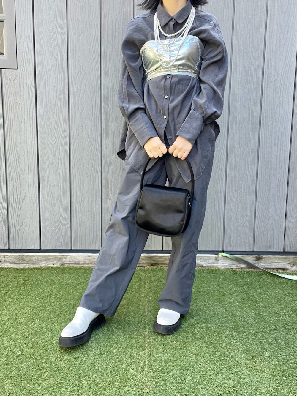 グレー系のカーゴパンツ、グレー系のシャツ/ブラウス、シルバー系のチューブトップを着用したレディースの秋コーディネートの3枚目の写真