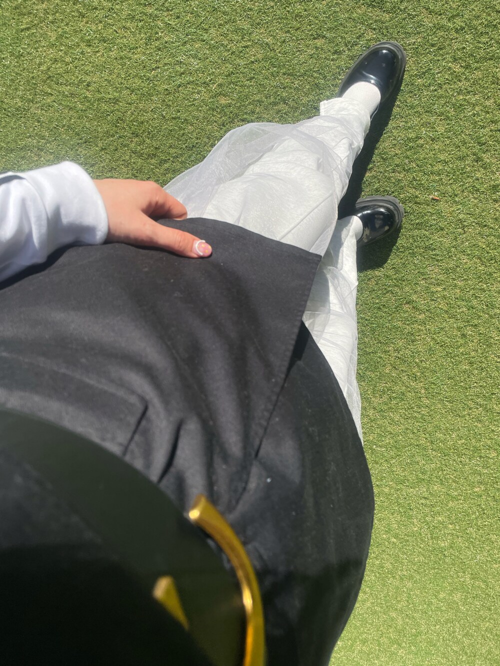 ホワイト系のTシャツ/カットソー、ブラック系のその他トップス、グレー系のその他パンツを着用したレディースの春コーディネートの3枚目の写真