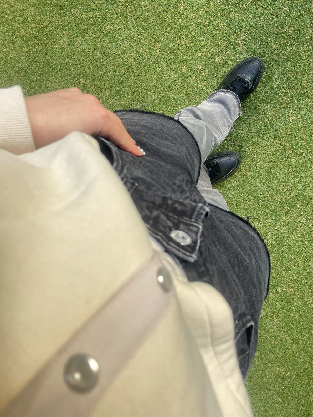 グレー系のその他パンツ、グレー系のその他パンツ、ホワイト系のカーディガン/ボレロを着用したレディースの春コーディネートの3枚目の写真