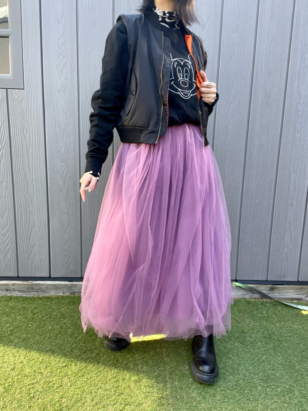 ブラック系のスウェット、ブラック系のMA-1、ブラック系のブーツを着用したレディースの秋コーディネートの2枚目の写真