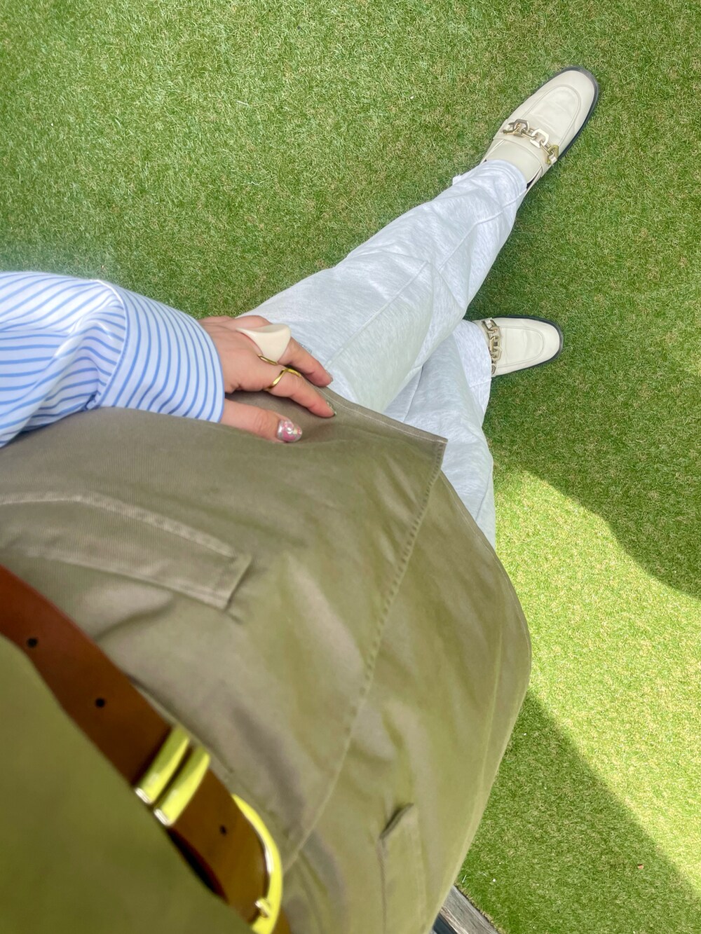 ブルー系のシャツ/ブラウス、ベージュ系のチューブトップ、グレー系のスウェットパンツを着用したレディースの春コーディネートの3枚目の写真