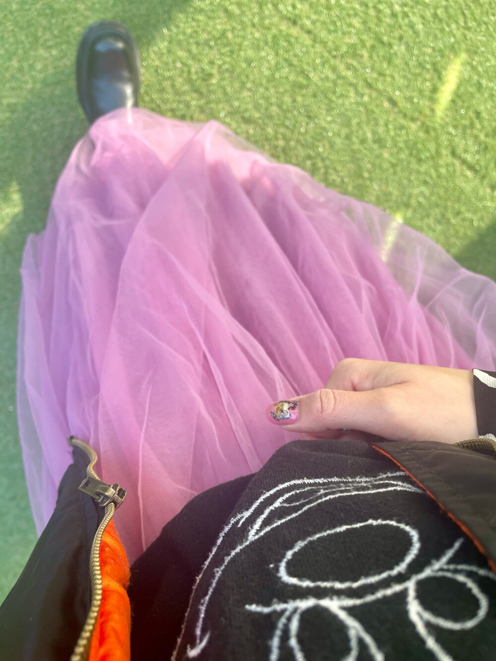 ブラック系のスウェット、ブラック系のMA-1、ブラック系のブーツを着用したレディースの秋コーディネートの5枚目の写真