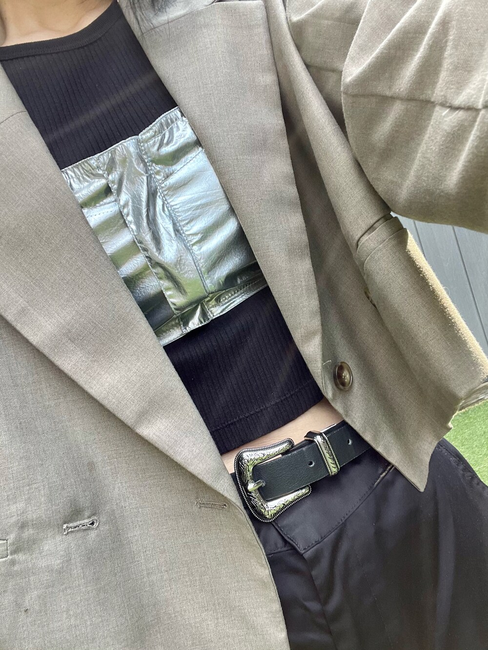 ブラック系のスリッポン、ブラック系のカーゴパンツ、ベージュ系のテーラードジャケットを着用したレディースの秋コーディネートの5枚目の写真