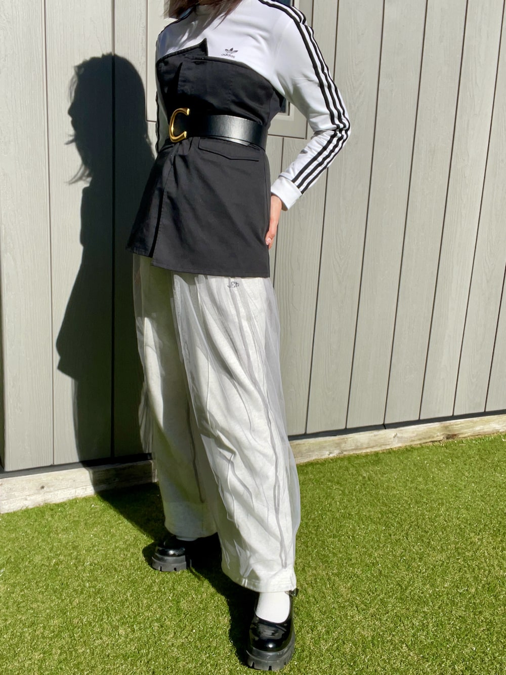 ホワイト系のTシャツ/カットソー、ブラック系のその他トップス、グレー系のその他パンツを着用したレディースの春コーディネートの2枚目の写真