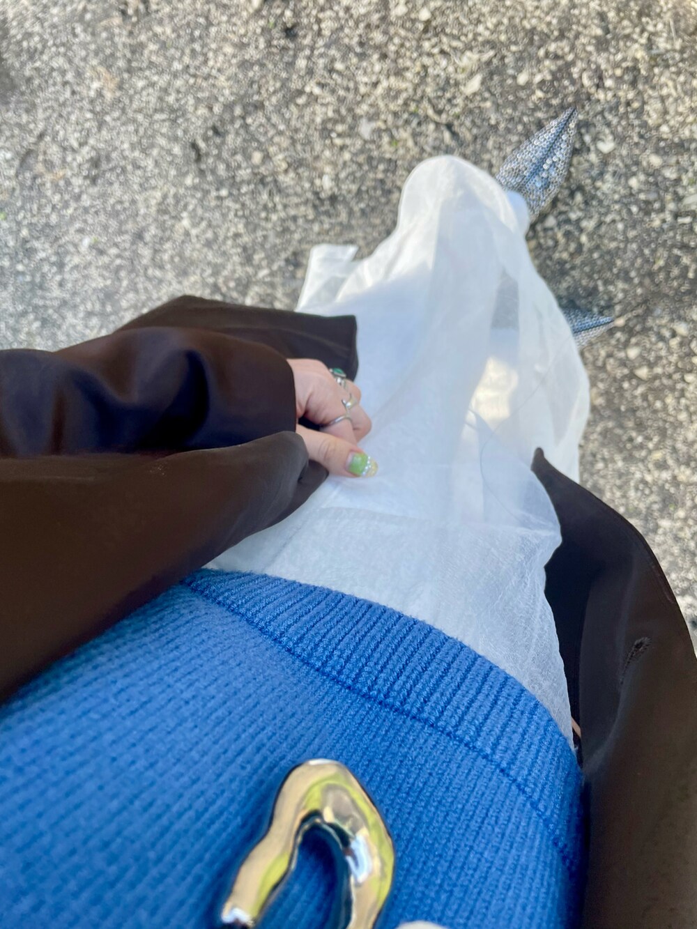 ブラウン系のテーラードジャケット、ブルー系のニット/セーター、グレー系のスウェットパンツを着用したレディースの冬コーディネートの2枚目の写真