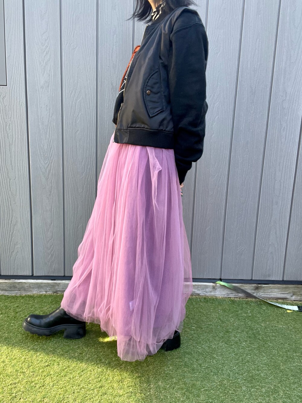 ブラック系のスウェット、ブラック系のMA-1、ブラック系のブーツを着用したレディースの秋コーディネートの4枚目の写真