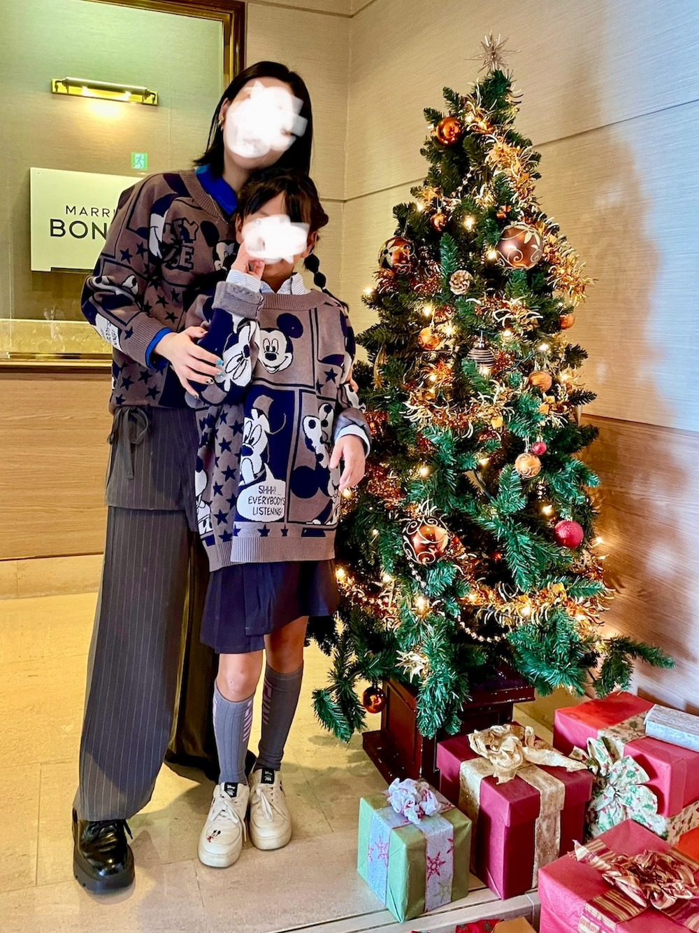 グレー系のニット/セーター、ブルー系のシャツ/ブラウス、グレー系のスラックスを着用したレディースの冬コーディネートの3枚目の写真