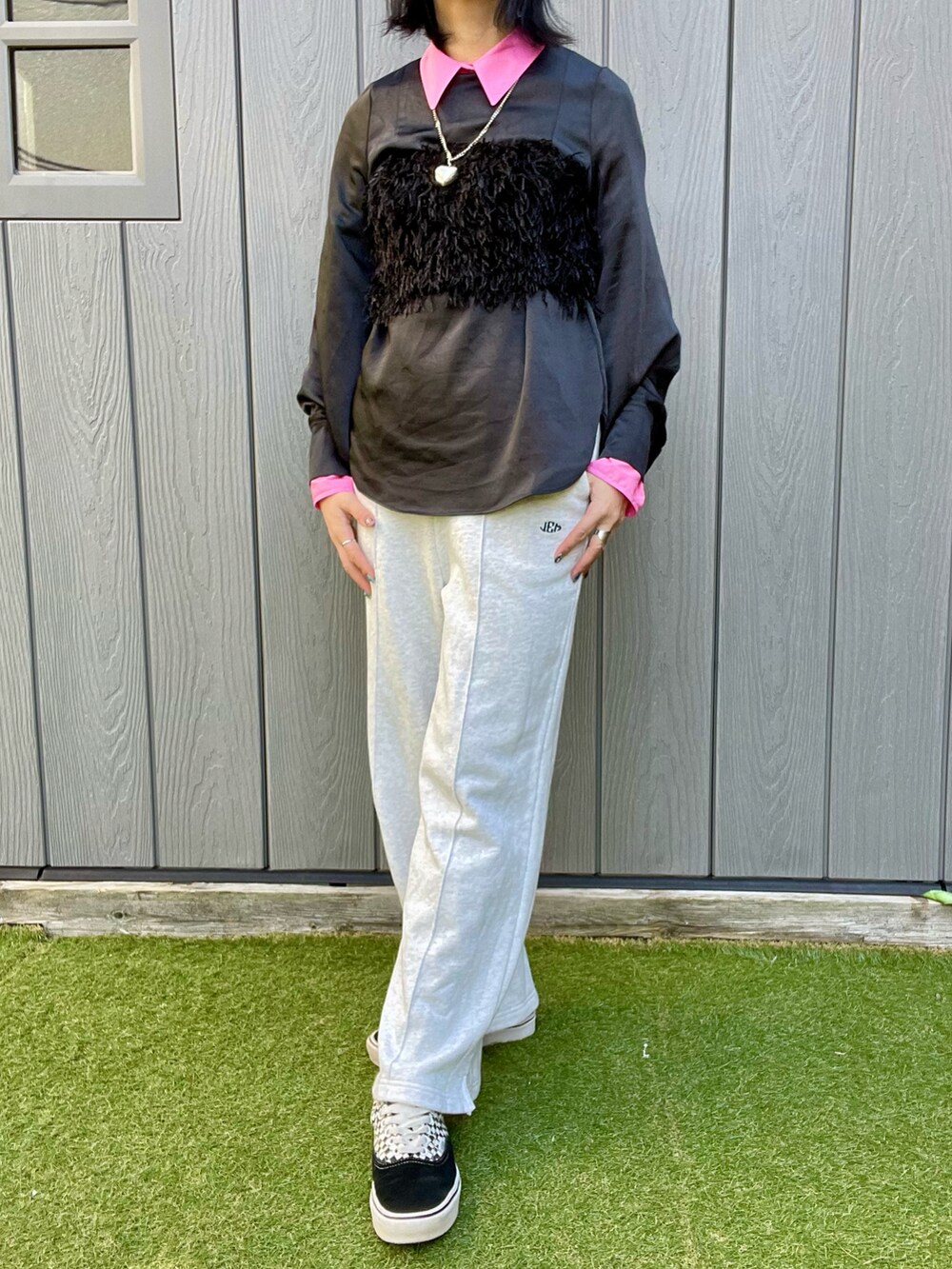 ブラック系のスニーカー、ブラック系のタンクトップ、ピンク系のシャツ/ブラウスを着用したレディースの秋コーディネートの2枚目の写真