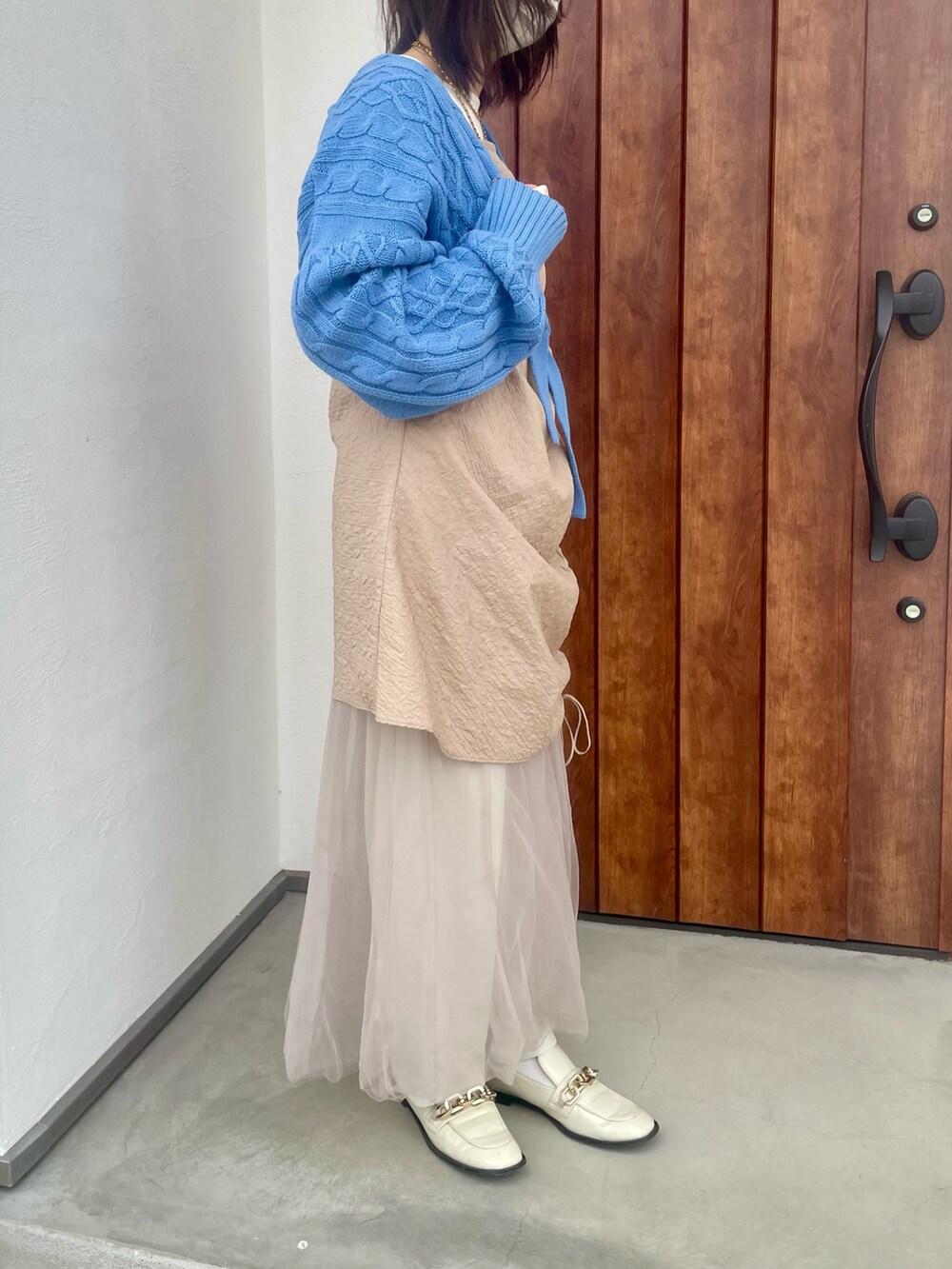 ベージュ系のワンピース、ベージュ系のパンツ、ホワイト系のローファーを着用したレディースの春コーディネートの2枚目の写真