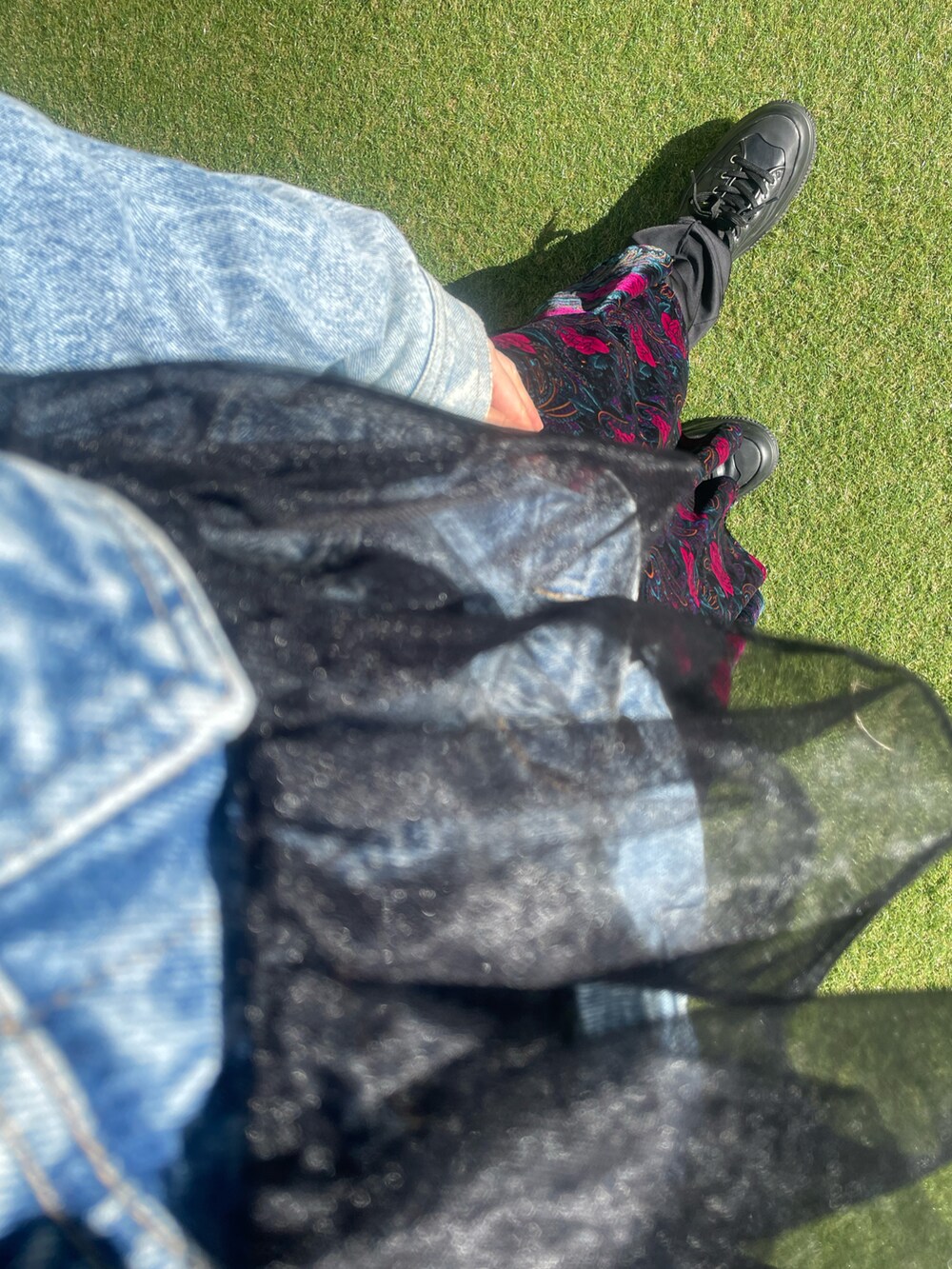 ブラック系のシャツ/ブラウス、ブルー系のデニムジャケット、その他のスカートを着用したレディースの春コーディネートの2枚目の写真