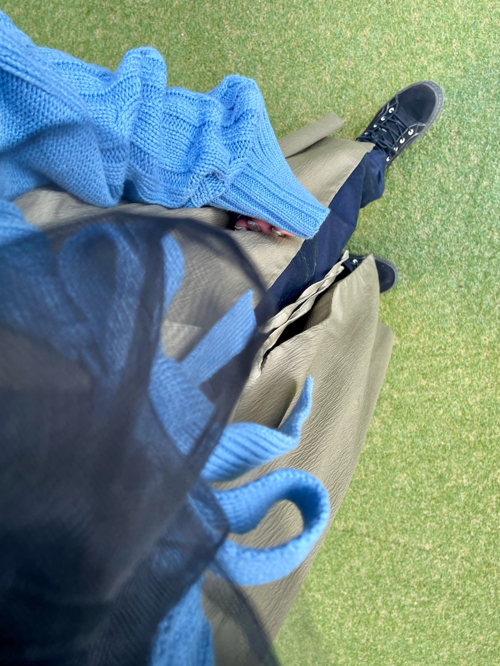 グリーン系のジャケット/アウター、ブルー系のカーディガン/ボレロ、ブラック系のシャツ/ブラウスを着用したレディースの冬コーディネートの3枚目の写真