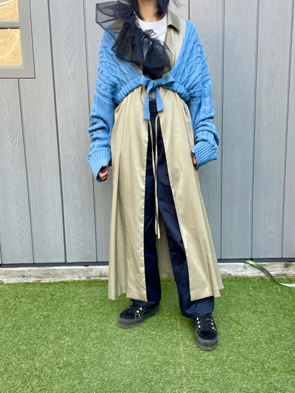 グリーン系のジャケット/アウター、ブルー系のカーディガン/ボレロ、ブラック系のシャツ/ブラウスを着用したレディースの冬コーディネートの2枚目の写真