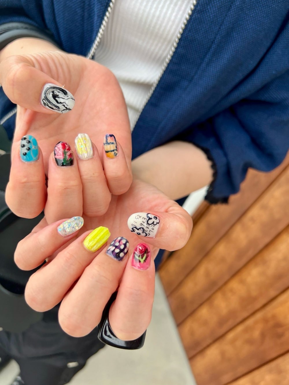 「オトナカジュアル、モード、シャツスタイル、スカート、重ね着、レイヤードスタイル、古着MIX、ママコーデ、プチプラ、スニーカー」｜「PAMEO POSEのアイテム（シャツ/ブラウス、ブルー系）」を使った、komariさん（レディース・163cm）の春コーディネートの3枚目の写真