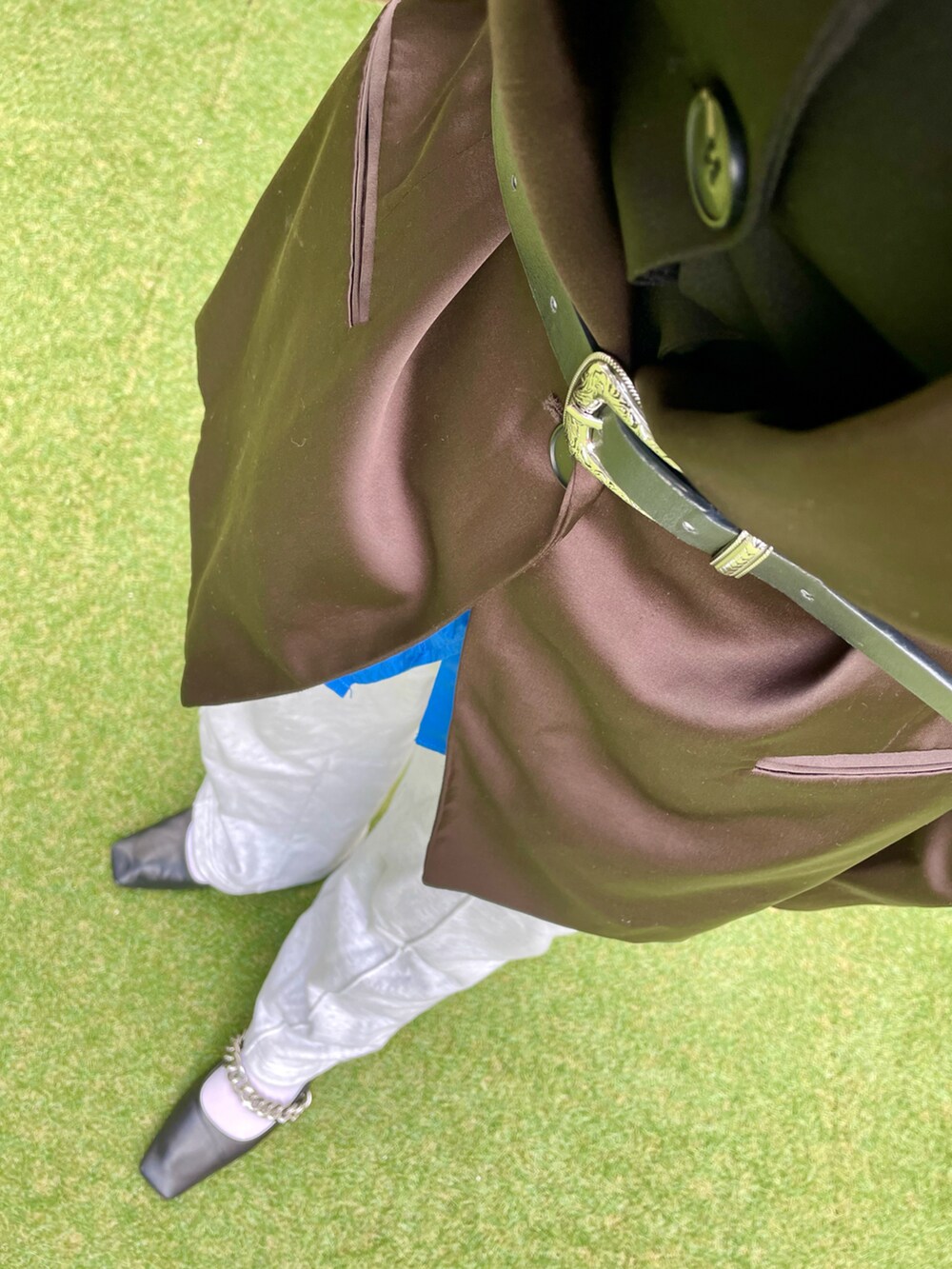 グレー系のスウェットパンツ、ブラウン系のテーラードジャケット、ブルー系のシャツ/ブラウスを着用したレディースの冬コーディネートの4枚目の写真