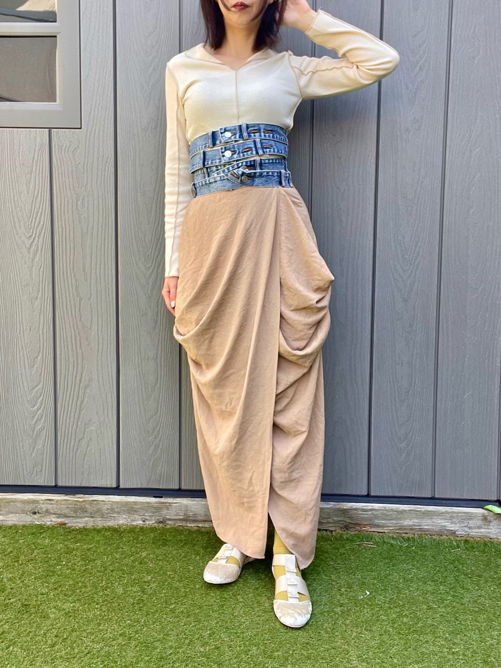 ベージュ系のTシャツ/カットソー、ベージュ系のスカート、ホワイト系のその他シューズを着用したレディースの冬コーディネートの2枚目の写真