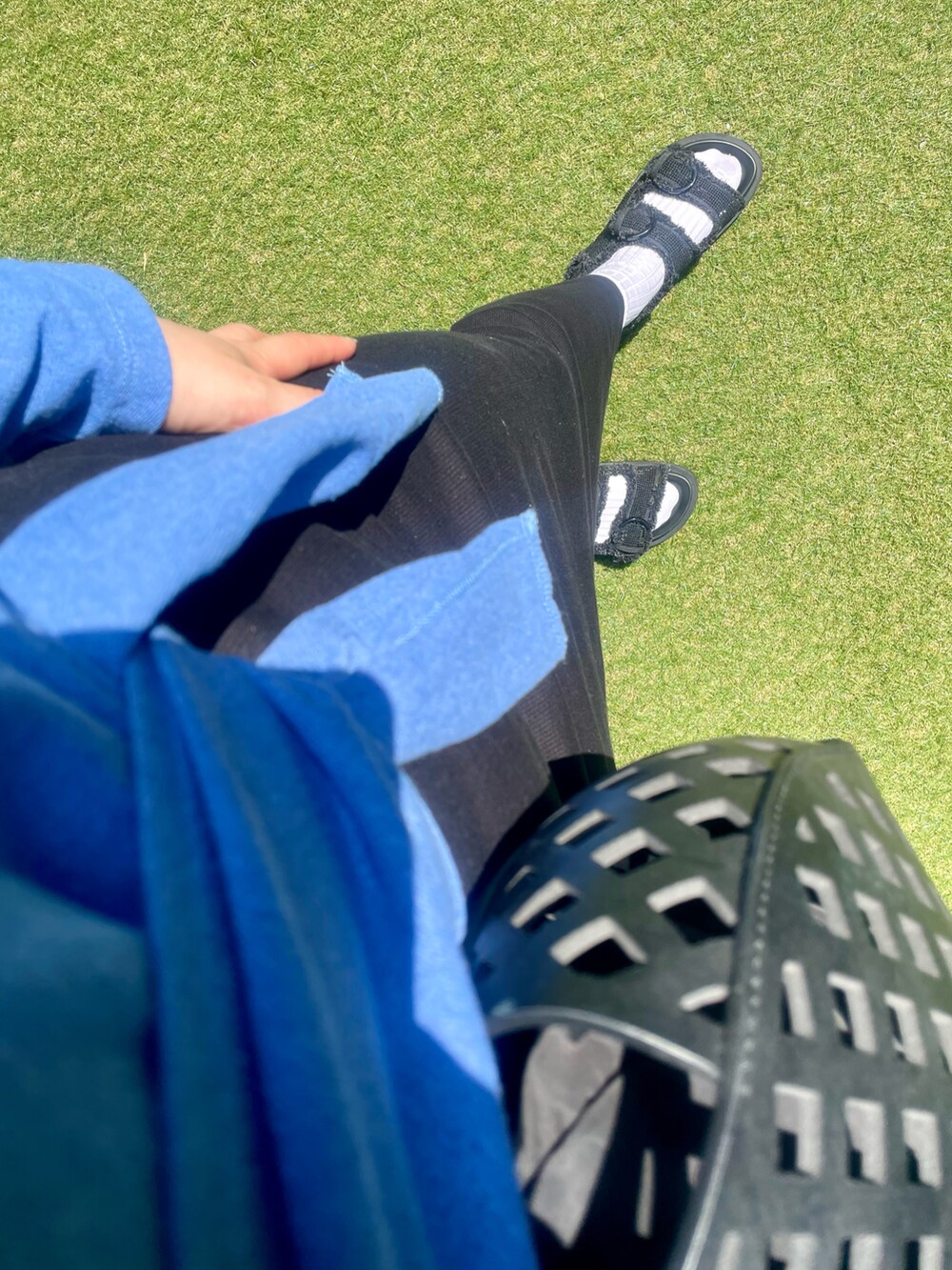 ブルー系のカーディガン/ボレロ、ブラック系のワンピース、ブラック系のサンダルを着用したレディースの春コーディネートの3枚目の写真