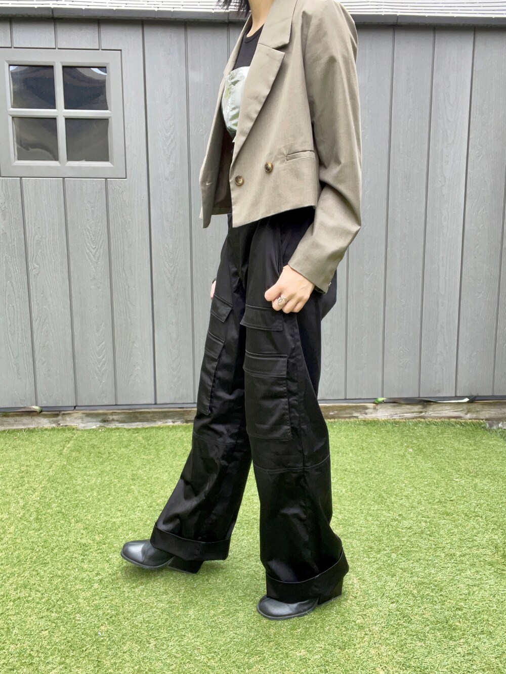 ブラック系のスリッポン、ブラック系のカーゴパンツ、ベージュ系のテーラードジャケットを着用したレディースの秋コーディネートの2枚目の写真