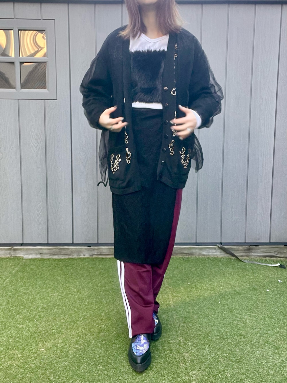 レッド系のその他パンツ、その他のローファー、ブラック系のスカートを着用したレディースの冬コーディネートの2枚目の写真