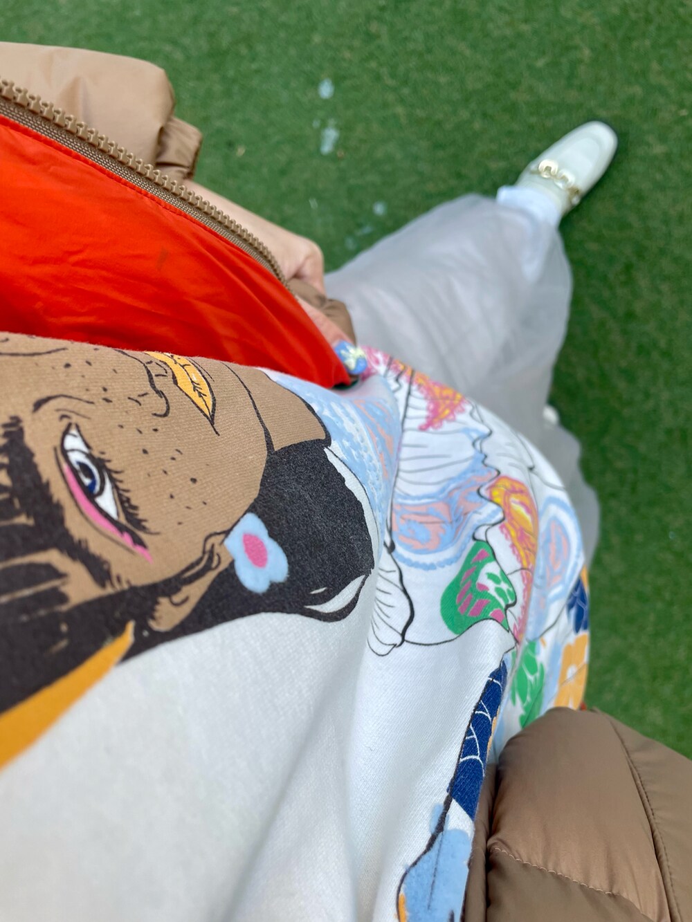 ベージュ系のスカート、グレー系のスウェットパンツ、ホワイト系のローファーを着用したレディースの冬コーディネートの4枚目の写真