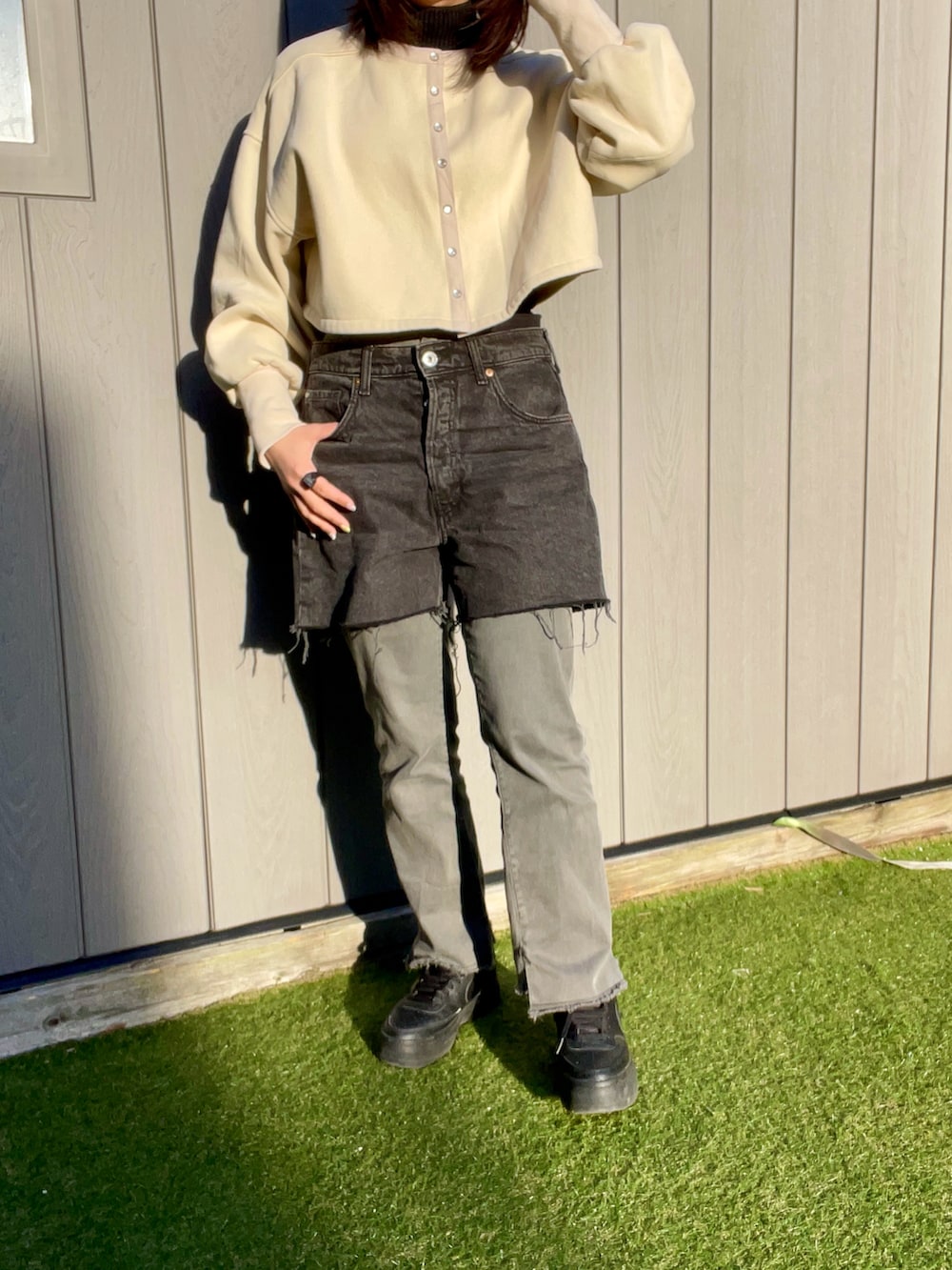 グレー系のその他パンツ、グレー系のその他パンツ、ホワイト系のカーディガン/ボレロを着用したレディースの春コーディネートの2枚目の写真