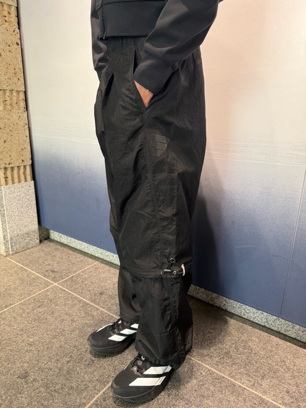 ブラック系のその他パンツ、ブラック系のスニーカー、ブラック系のトップスを着用したメンズの冬コーディネートの3枚目の写真