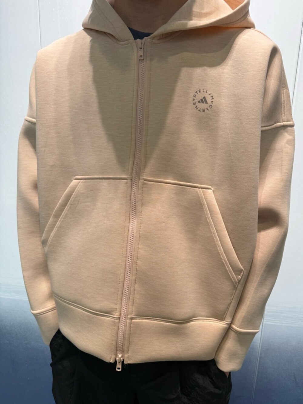 ベージュ系のトップス、ブラック系のその他パンツ、ブラック系のスニーカーを着用したメンズの冬コーディネートの2枚目の写真