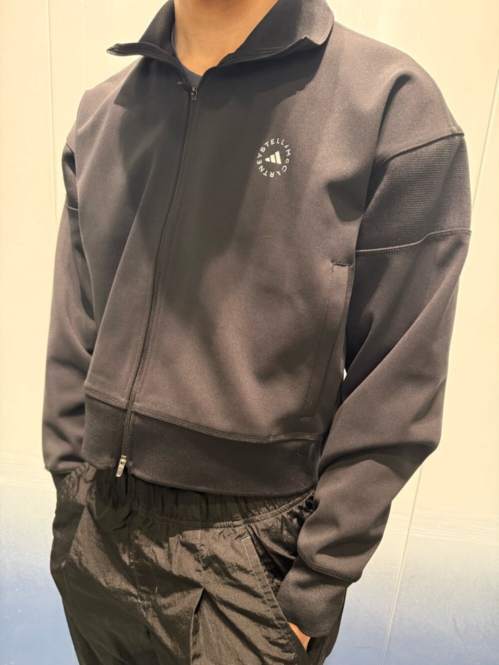 ブラック系のその他パンツ、ブラック系のスニーカー、ブラック系のトップスを着用したメンズの冬コーディネートの2枚目の写真