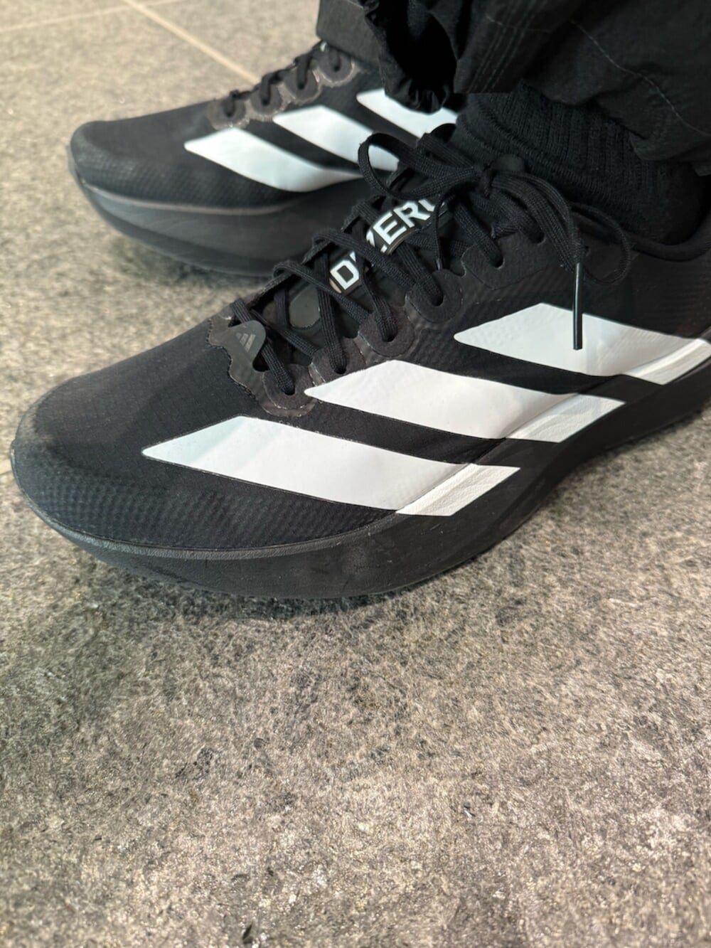 ブラック系のその他パンツ、ブラック系のスニーカー、ブラック系のトップスを着用したメンズの冬コーディネートの4枚目の写真