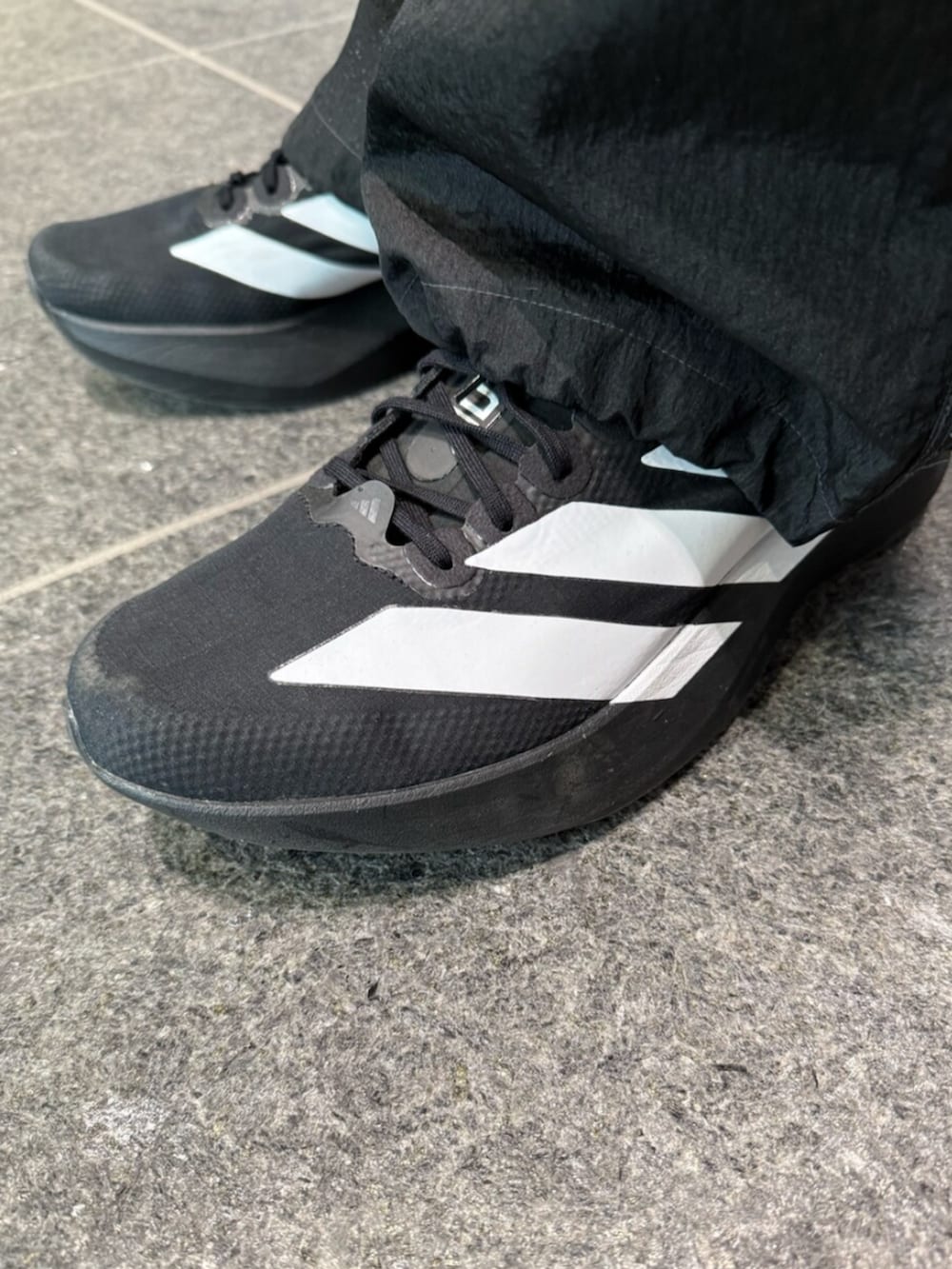 ベージュ系のトップス、ブラック系のその他パンツ、ブラック系のスニーカーを着用したメンズの冬コーディネートの4枚目の写真