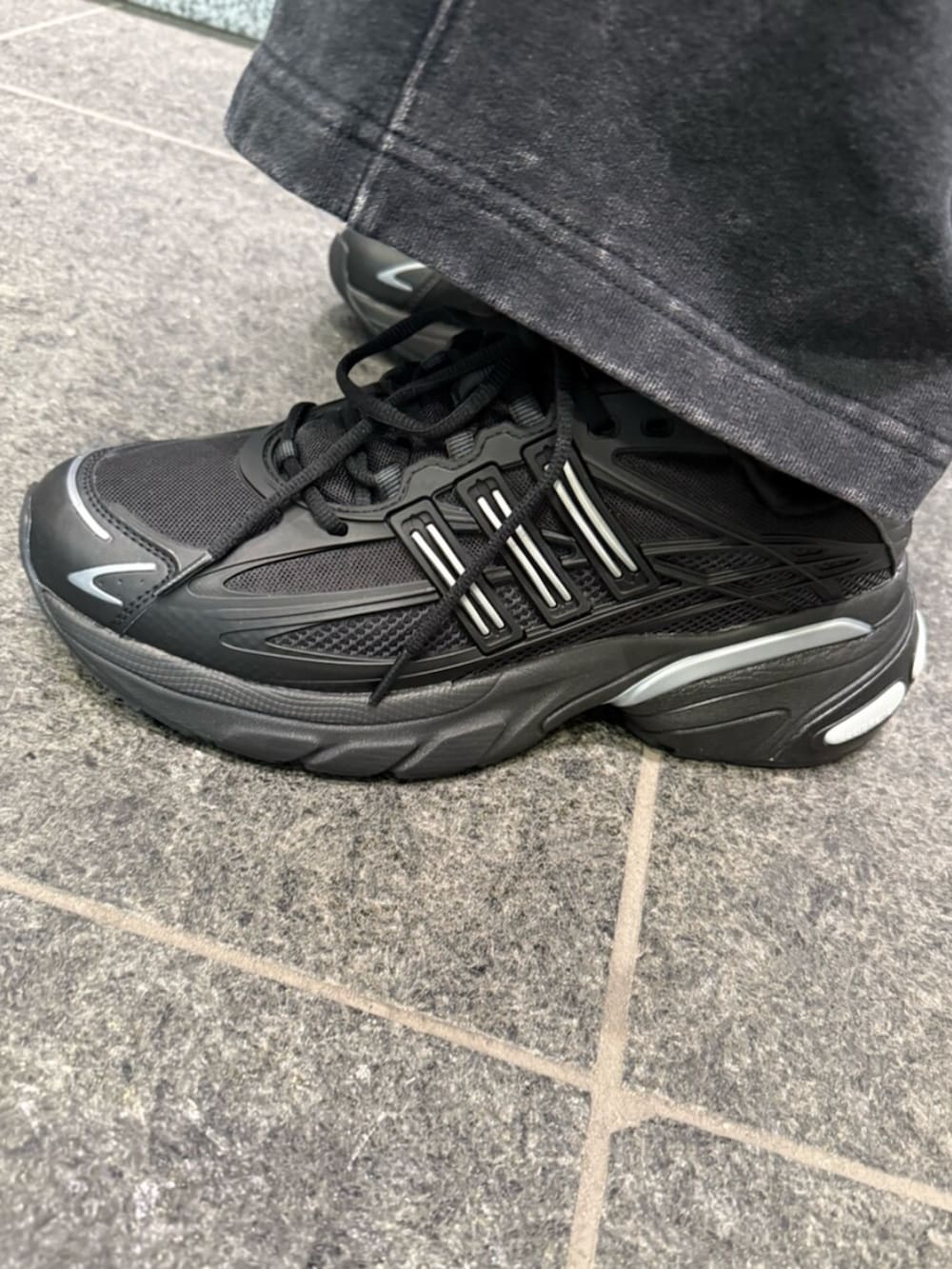 ブラック系のスニーカー、ブラック系のその他パンツ、ブラック系のブルゾンを着用したメンズの冬コーディネートの2枚目の写真