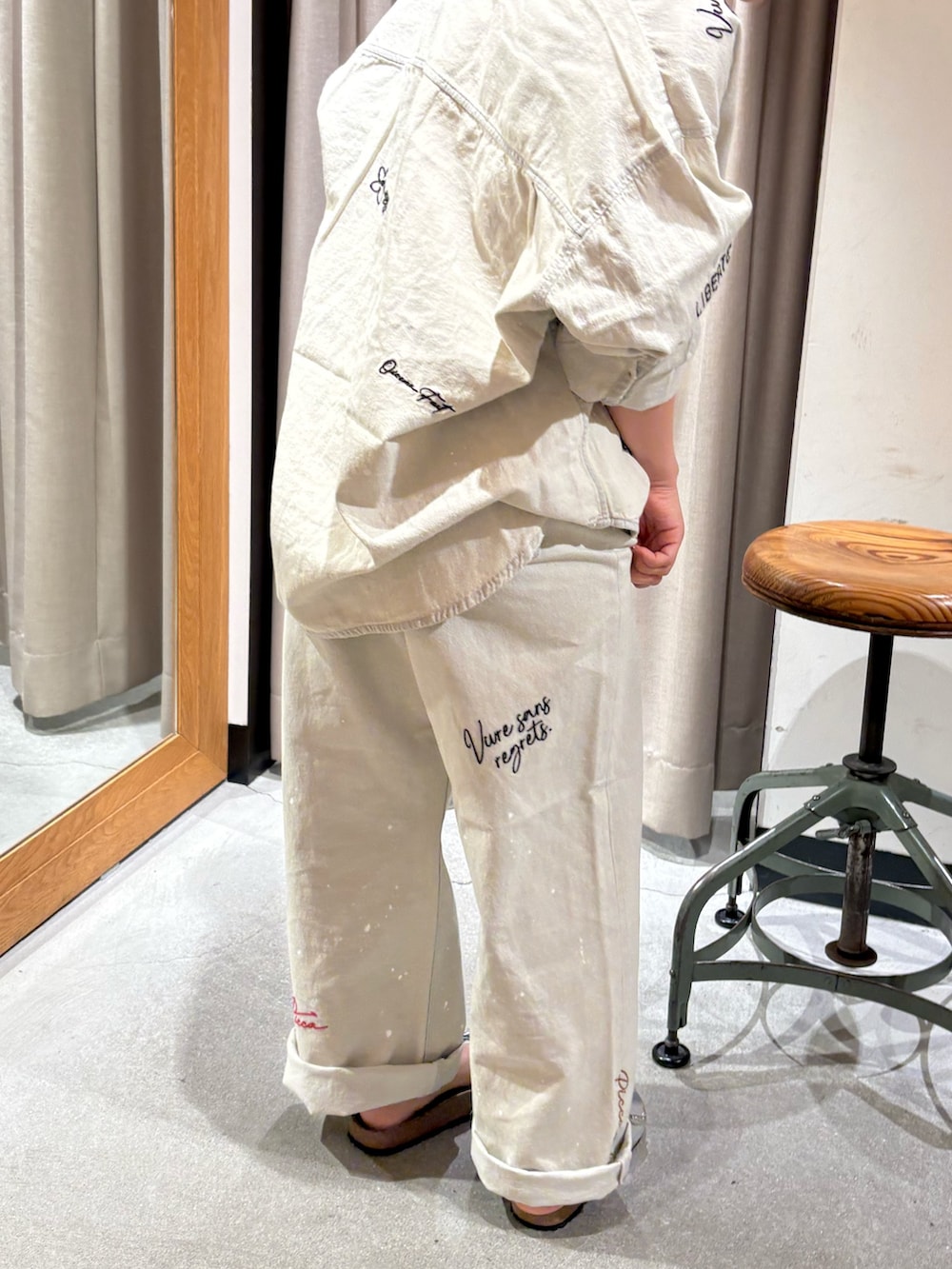 グレー系のシャツ/ブラウス、グレー系のデニムパンツ、シルバー系のサンダルを着用したレディースの夏コーディネートの4枚目の写真