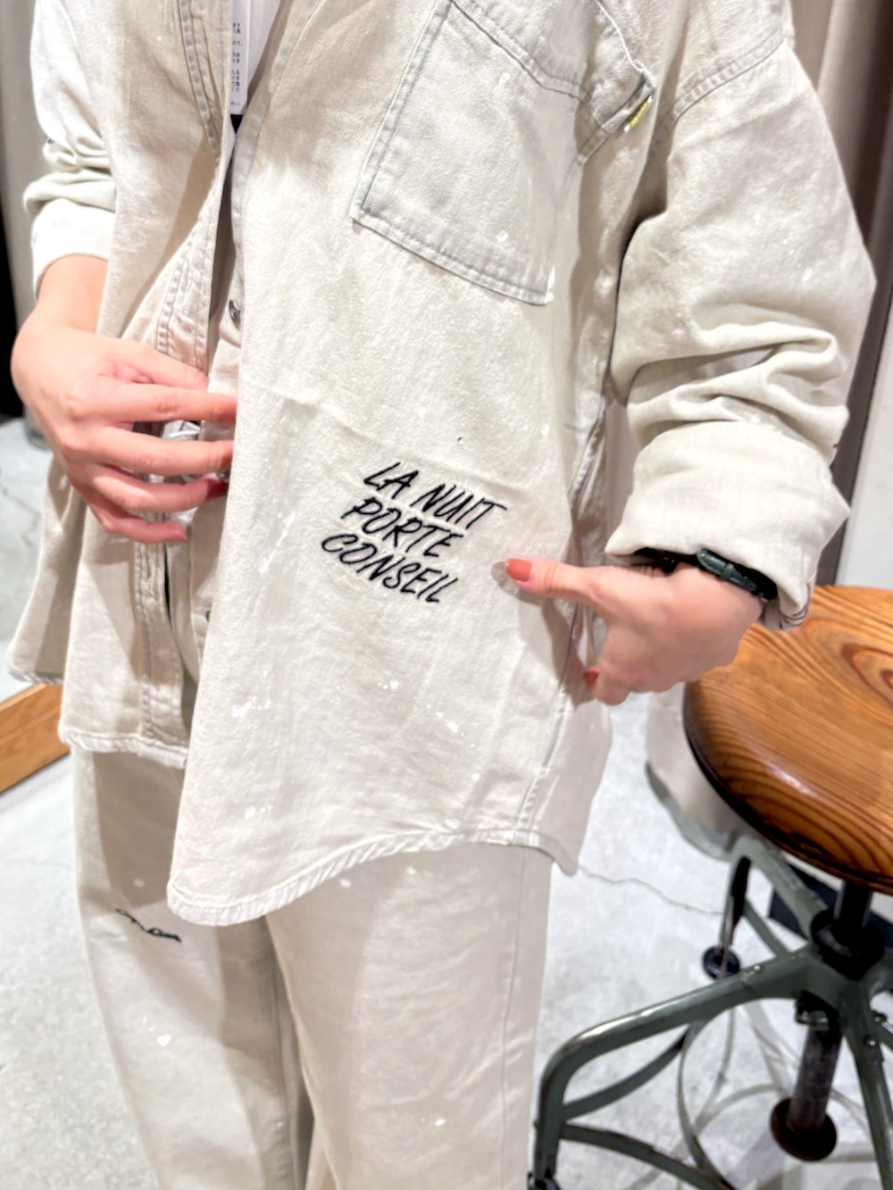 グレー系のシャツ/ブラウス、グレー系のデニムパンツ、シルバー系のサンダルを着用したレディースの夏コーディネートの3枚目の写真