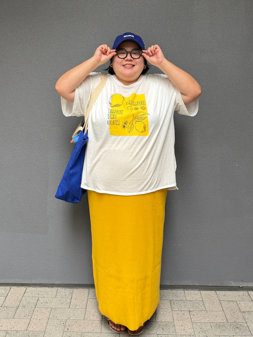ホワイト系のTシャツ/カットソーを着用したレディースの夏コーディネートの4枚目の写真