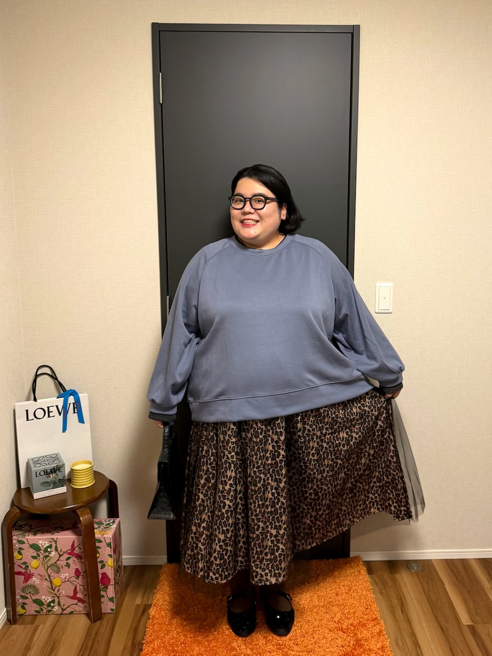 ブルー系のTシャツ/カットソーを着用したレディースの秋コーディネートの2枚目の写真