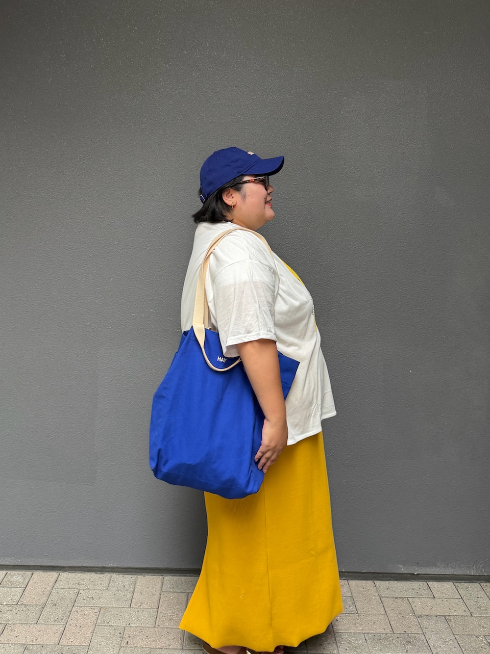 ホワイト系のTシャツ/カットソーを着用したレディースの夏コーディネートの3枚目の写真