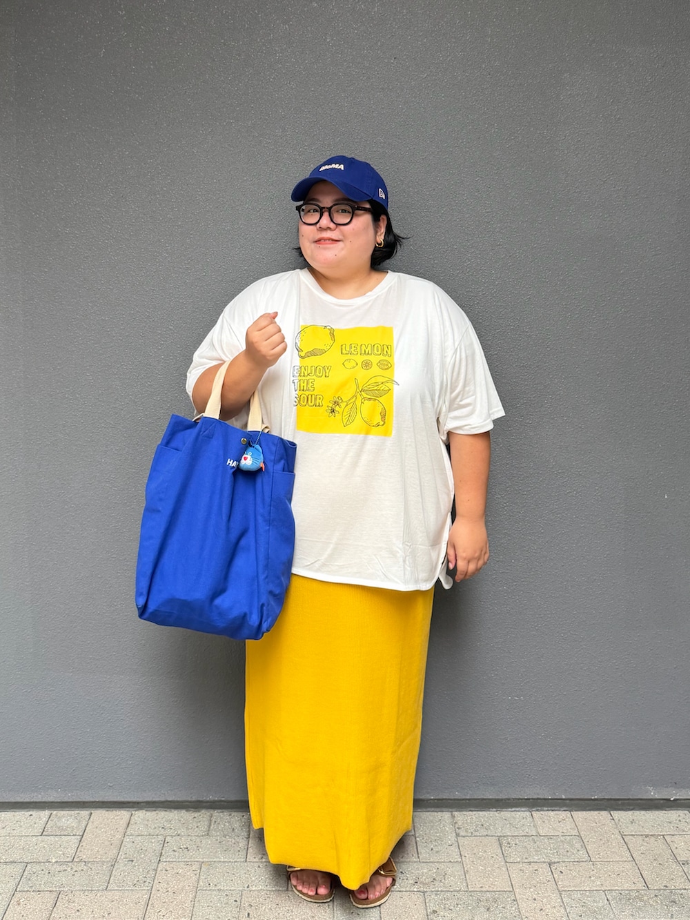 ホワイト系のTシャツ/カットソーを着用したレディースの夏コーディネートの2枚目の写真