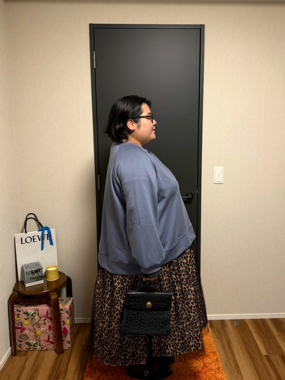 ブルー系のTシャツ/カットソーを着用したレディースの秋コーディネートの3枚目の写真