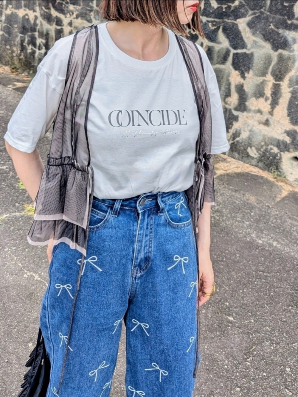 ホワイト系のTシャツ/カットソー、シルバー系のサンダル、ブラック系のシャツ/ブラウスを着用したレディースの夏コーディネートの2枚目の写真